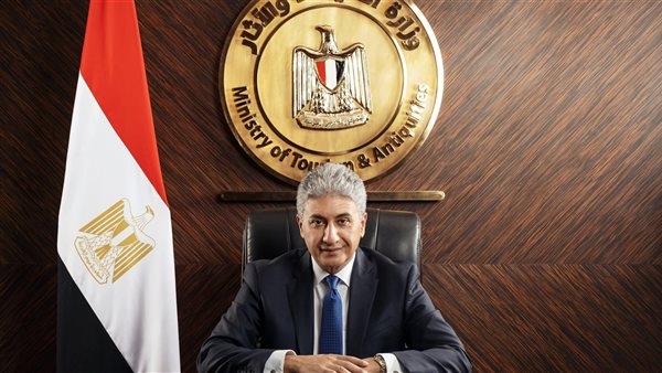 وزير السياحة يطالب المواطنين الالتزام بالقنوات الشرعية لأداء فريضة الحج