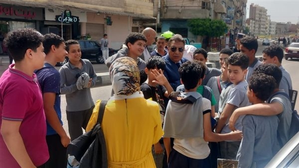 محافظ الدقهلية يوقف موكبه للقاء الطلاب في الشارع عقب أدائهم الامتحان