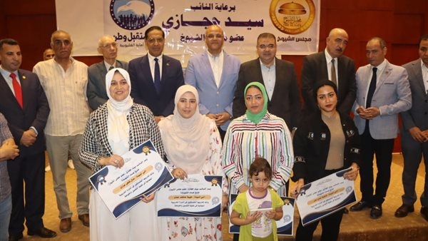 محافظ القليوبية يكرم خريجات دورة الخياطة بشبرا الخيمة.. صور
