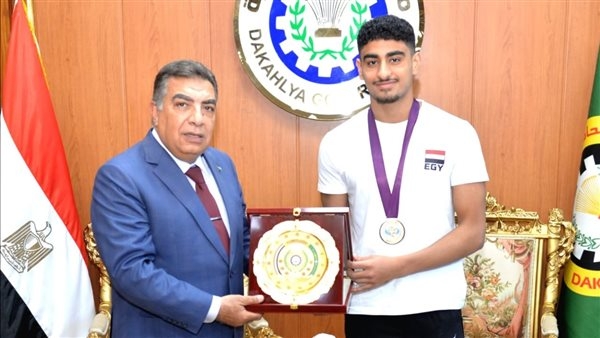محافظ الدقهلية يكرم اللاعب حاتم أشرف كامل بطل أفريقيا فى السباحة