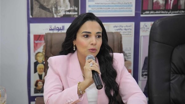 غادة عبد الرحيم: سعيدة بتوقيع المتتالية القصصية "بنت أبوها" وسط زملاء "البوابة نيوز"