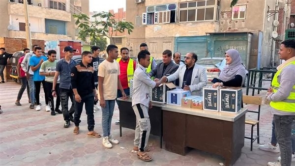 مبادرة"بشبابها عطاء"يوزعون العصائر والمياه على الطلاب أمام مدرسة إطسا التجارية.. صور