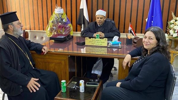 وحدة وطنية واحدة.. كاهن يتبرع بصكوك أضحية لأوقاف دمياط