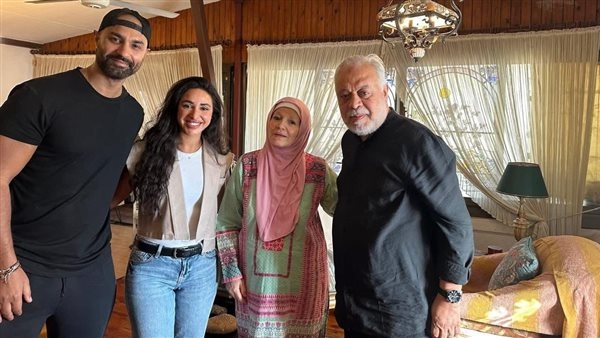 آية سماحة تزور مشيرة إسماعيل بمنزلها بحضور أشرف زكي وكريم فهمي