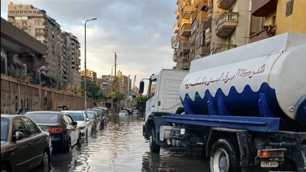 عاصفة الإسكندرية.. الصرف الصحي تدفع بـ 160 سيارة ومعدة لسحب تجمعات المياه