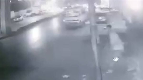 فيديو.. ميكروباص يسير عكس الاتجاه ويدهس شابًا بشارع السودان