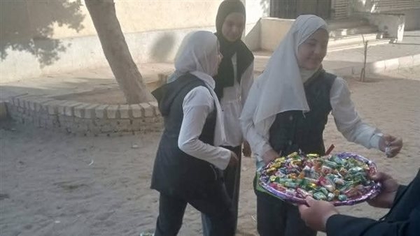 "توزيع الشوكولاتة" مبادرة لتخفيف توتر طلاب الشهادة الإعدادية بالفيوم.. صور
