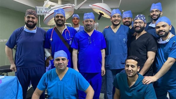 استخراج بطارية من مريء طفل بمستشفى أطفال بنها ..  صور