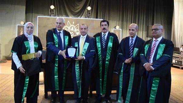 رئيس جامعة بني سويف يشهد حفل تخرج الدفعة 23 لكلية الطب البشري