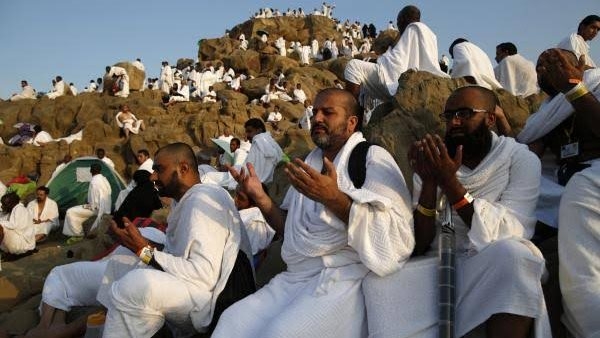 وقوف الحجاج بعرفة وسط أجواء روحانية وتنظيم محكم