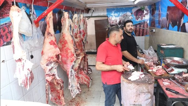 اللحوم البلدية بسعر 270 جنيهًا للكيلو والضأن من 330 جنيهًا.. إقبال كبير من المواطنين على منافذ وزارة الزراعة لشراء لحوم عيد الأضحى.. و'فاروق' يوجه بضخ المزيد من السلع والمنتجات الغذائية بأسعار مخفضة