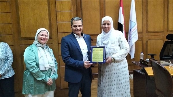 مدرسة المتفوقين STEM تكرّم أساتذة معهد علوم وتكنولوجيا النانو بجامعة كفر الشيخ