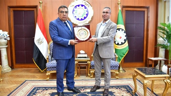 محافظ الدقهلية يكرّم وكيل وزارة الري بعد قرار نقله للعمل في البحيرة