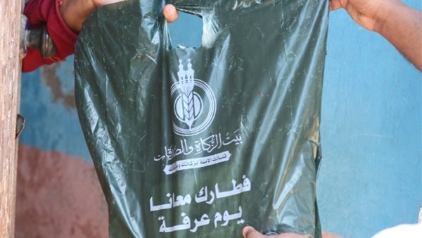 «بيت الزكاة والصدقات» يوزِّع لحومًا على أكثر من 50 ألف أسرة بالمحافظات