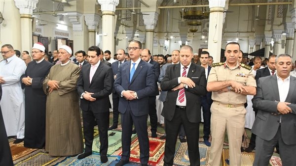 محافظ الفيوم يؤدي صلاة عيد الأضحى المبارك بمسجد ناصر الكبير.. صور