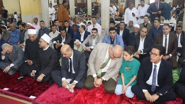 محافظ القليوبية يؤدي صلاة عيد الأضحى بمسجد ناصر ببنها.. صور