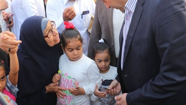 محافظ دمياط يوزع عيدية على الأهالي في أول أيام عيد الأضحى