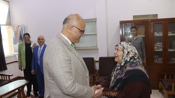 محافظ القليوبية يهنئ المسنين ويقدم لهم الهدايا والورود.. صور