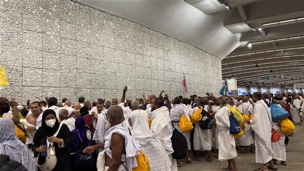 الحجاج يواصلون رمي  جمرة العقبة الكبرى