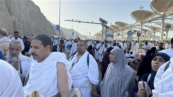 الحجاج المتعجلون يغادرون "منى" قبل الغروب في ثانى أيام التشريق