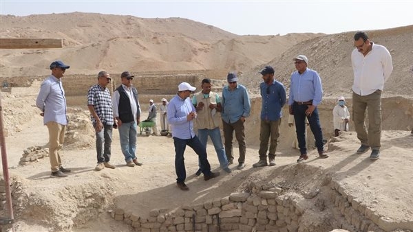 أمين المجلس الأعلى للآثار يتفقد أعمال الحفائر بالأقصر