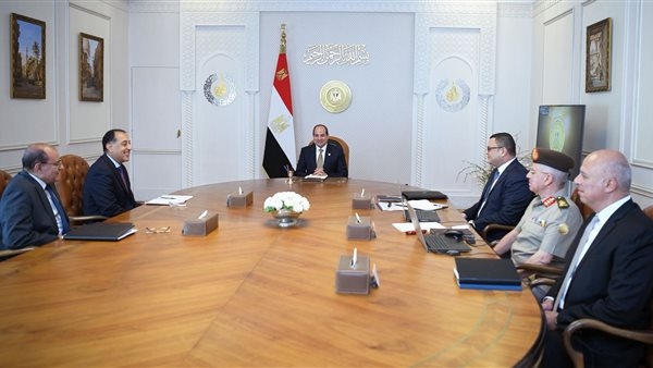 تفاصيل اجتماع السيسي مع رئيسي الحكومة والهيئة الهندسية ووزير الإسكان.. فيديو