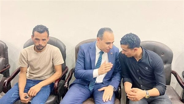 "عبد الغفار" ينوب وكيل صحة الشرقية بتقديم العزاء لأسرة البطل خالد عبد العال