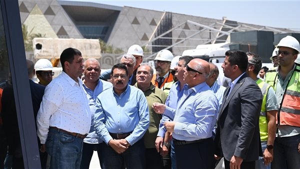 الوزير يتابع جاهزية الطريق الدائري والأتوبيس الترددي والخط الرابع للمترو لافتتاح المتحف المصري الكبير