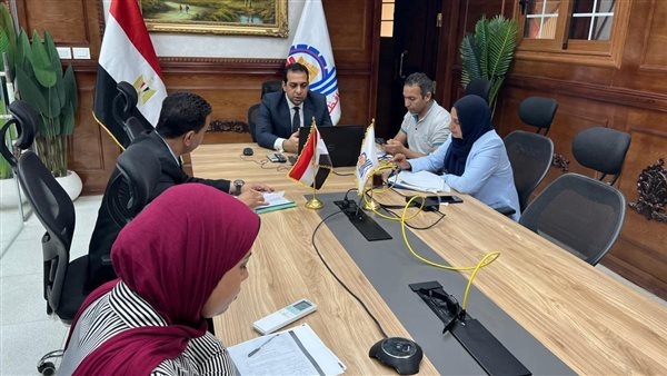 نائب محافظ قنا يبحث نموذج التوظيف منخفض التكلفة لتعزيز فرص العمل بالمحافظة
