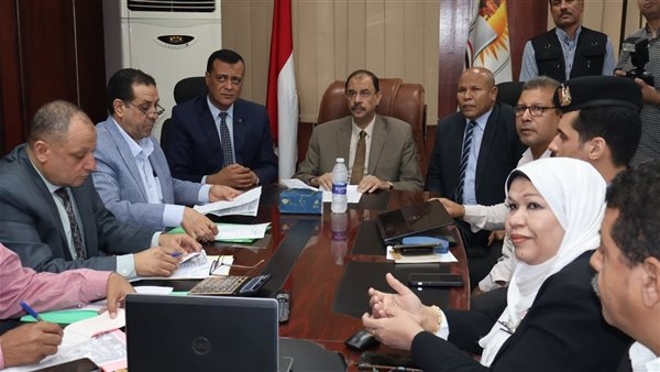 محافظ سوهاج يتفقد غرفة العمليات الرئيسية لامتحانات الثانوية العامة