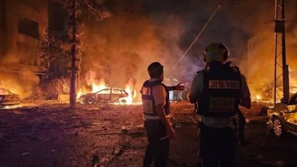 إعلام إسرائيلي: صواريخ إيرانية تصيب مباني في تل أبيب وحيفا