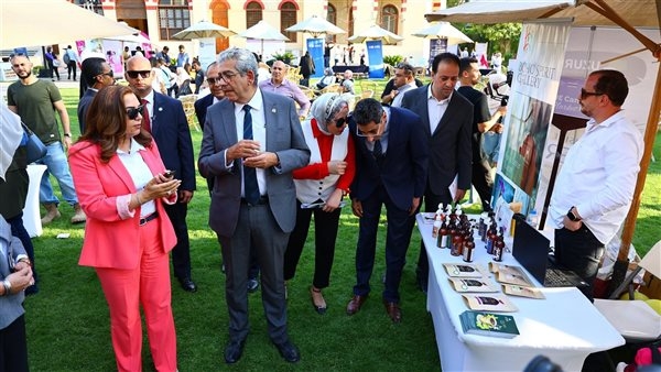 وزيرة التنمية المحلية وعميد كلية التعليم المستمر  يتفقدان معرضي "أيادي مصر" وخريجات منحة AUC SHE Can