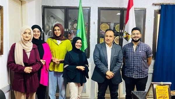 صور.. وكيل الشباب والرياضة بالفيوم يدعم فريق "YLY" بتشكيل الـSeason الجديد