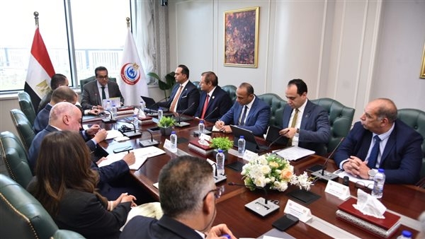 وزير الصحة يعقد اجتماعا لمتابعة الموقف التنفيذي لميكنة منظومة التأمين الشامل