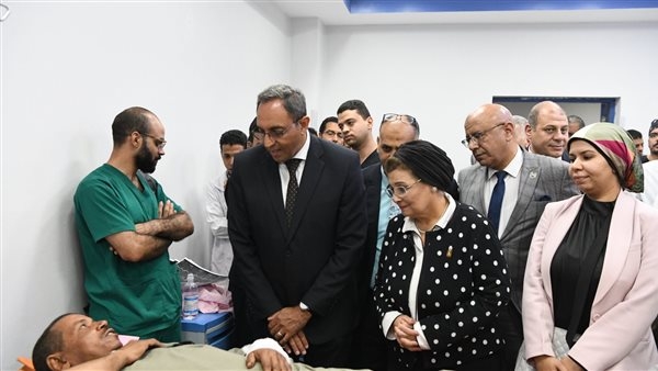 محافظ قنا يزور المصابين فى حادث مراقبي امتحانات الثانوية