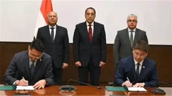 رئيس الوزراء يشهد توقيع عقد مستلزمات الطاقة الشمسية بـ 200 مليون دولار