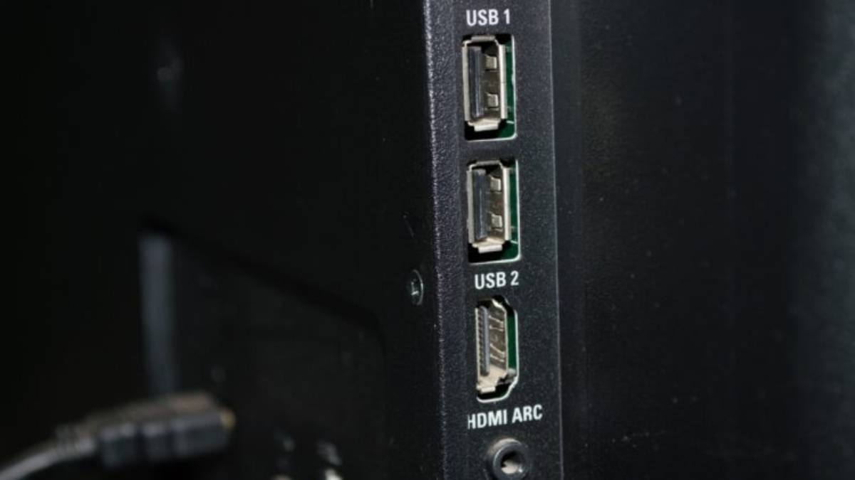 ألوانها تكشف أسرارها.. استخدامات عجيبة لمنافذ USB في التلفاز