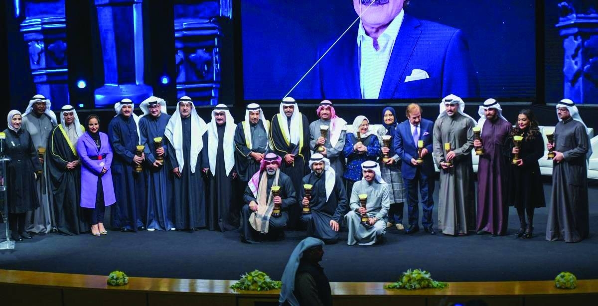 الكويت تكرم المبدعين وتوزع جوائز الدولة