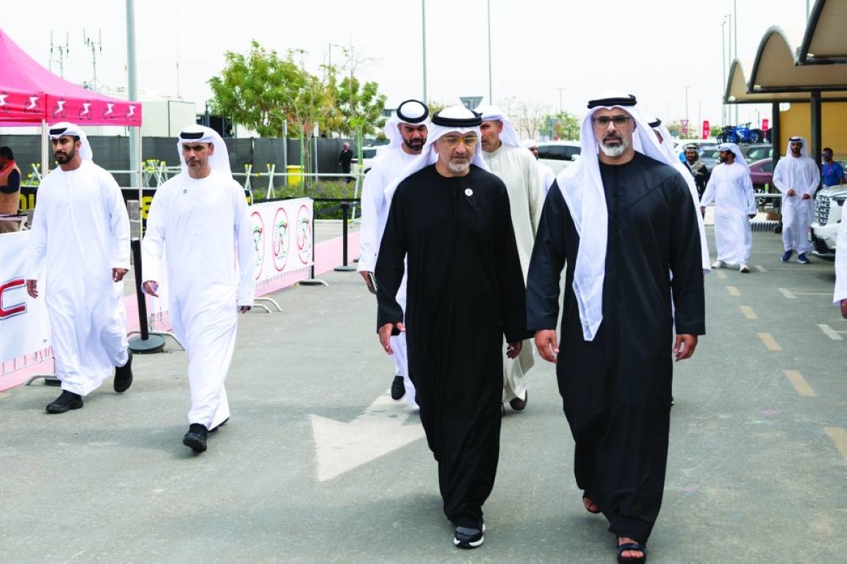 خالد بن محمد يلتقي فريق الإمارات «إكس آر جي» في طواف الإمارات