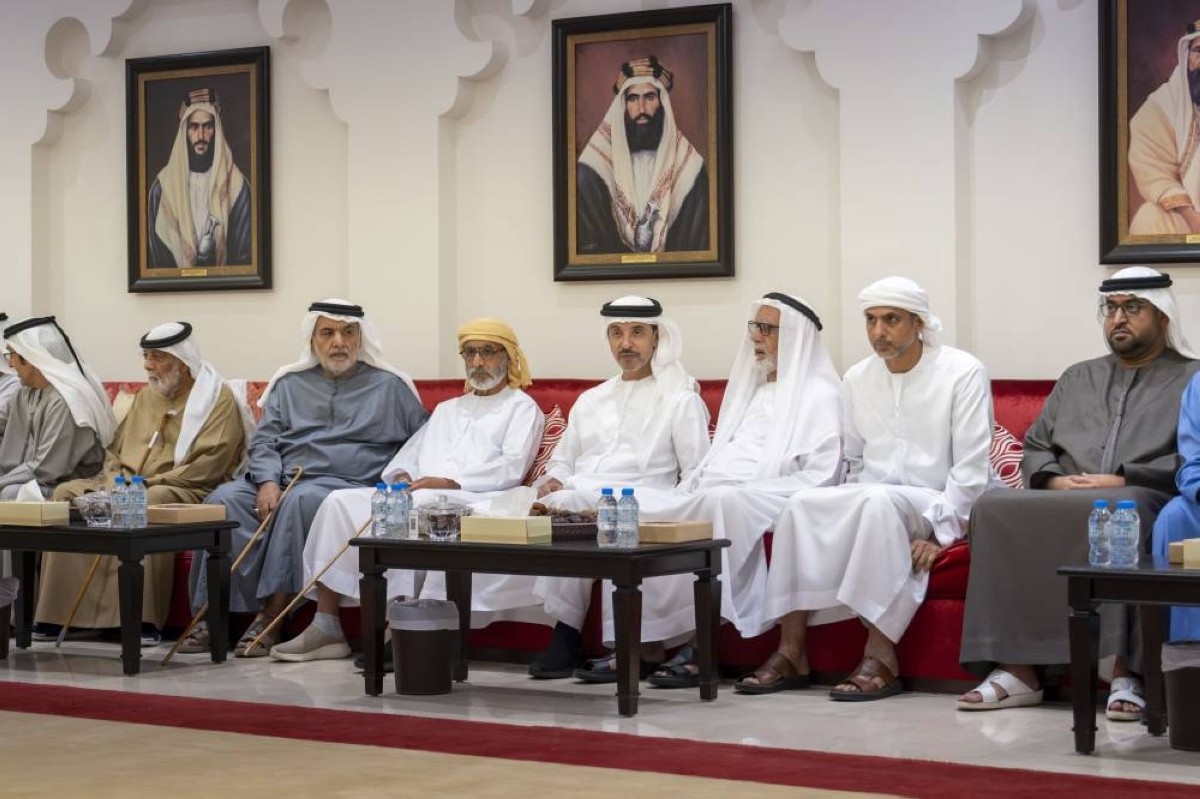 هزاع بن زايد يقدم واجب العزاء في وفاة محمد فهد علي الشامسي