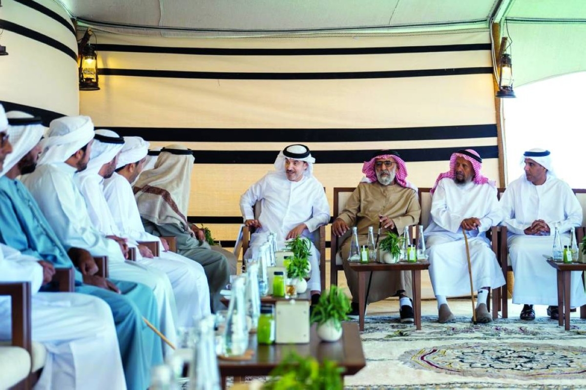 هزاع بن زايد يتفقد ميدان «سيح صبرة» لسباقات الهجن في العين
