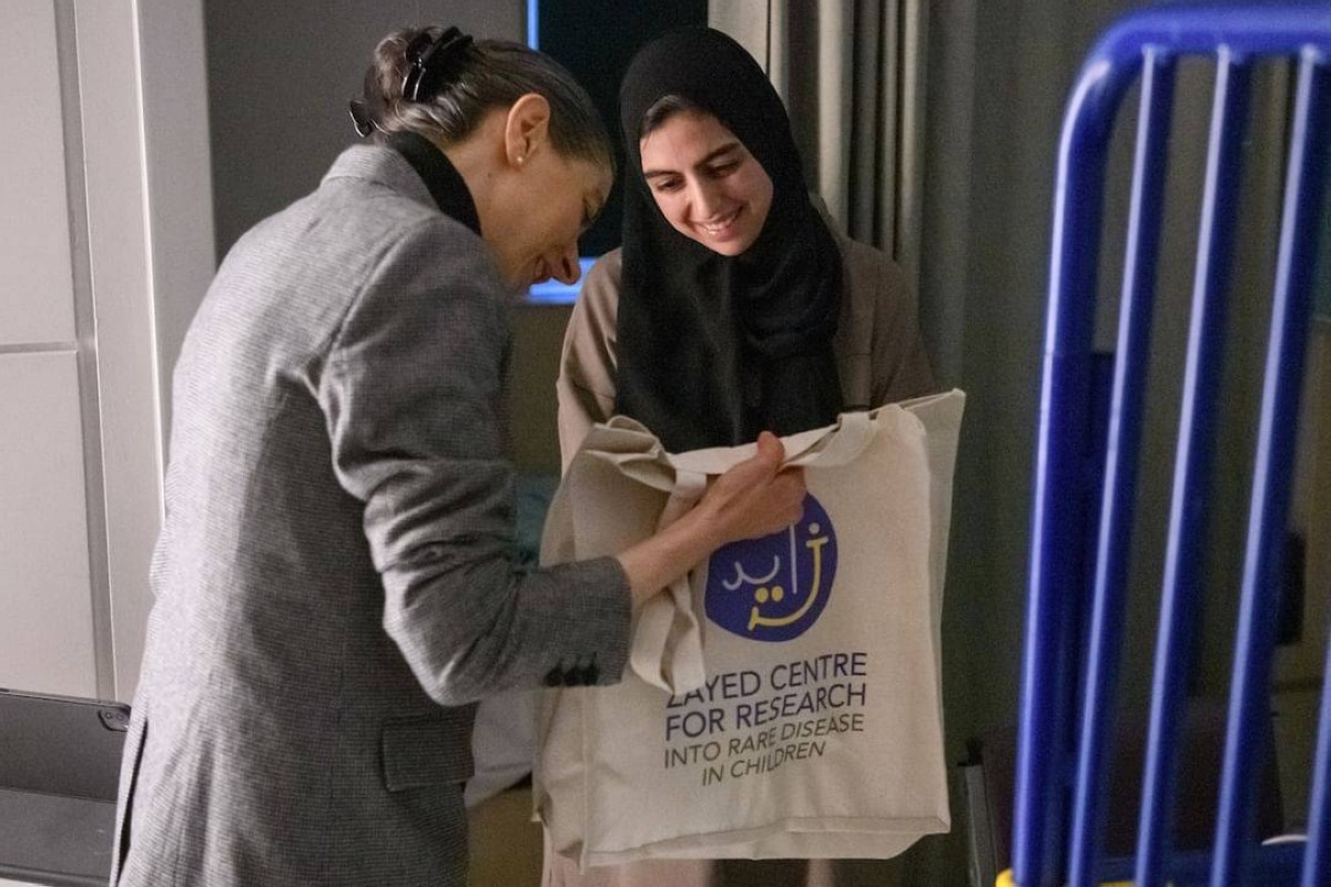 وفد إماراتي ينقل بهجة الأجواء الرمضانية إلى مستشفى "جريت أورموند ستريت" في لندن