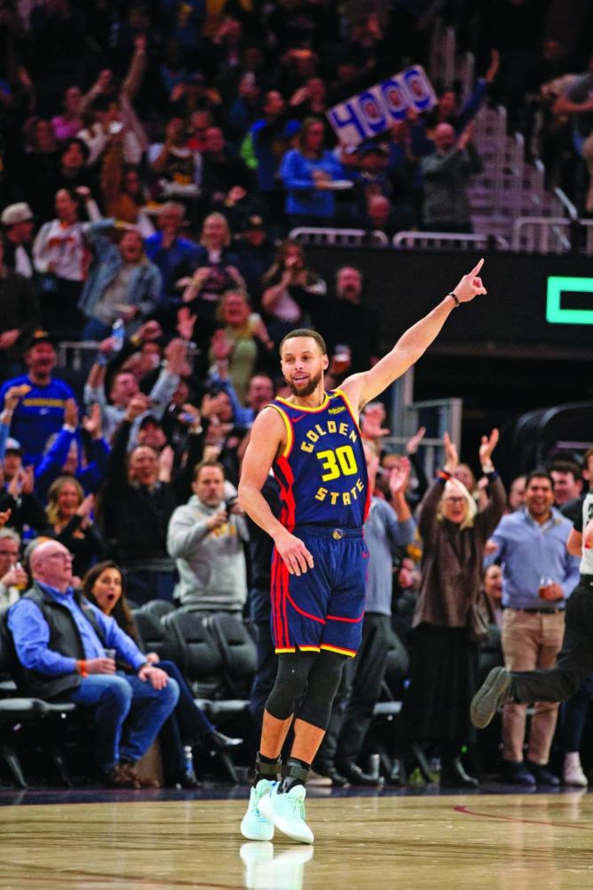 ستيفن كوري يحقق إنجازاً تاريخياً بـ 4000 ثلاثية في الـ NBA
