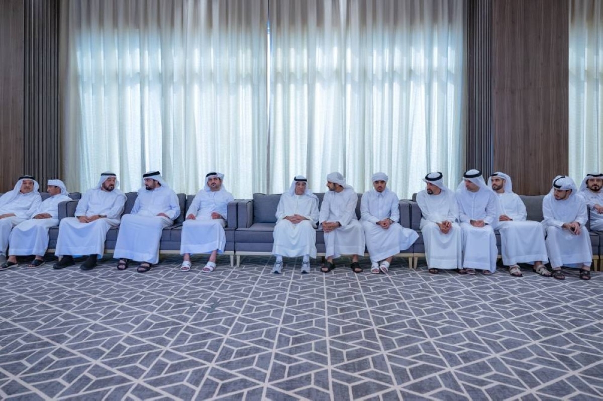 حمدان بن محمد يقدم واجب العزاء في وفاة زوجة علي رضا الهاشمي