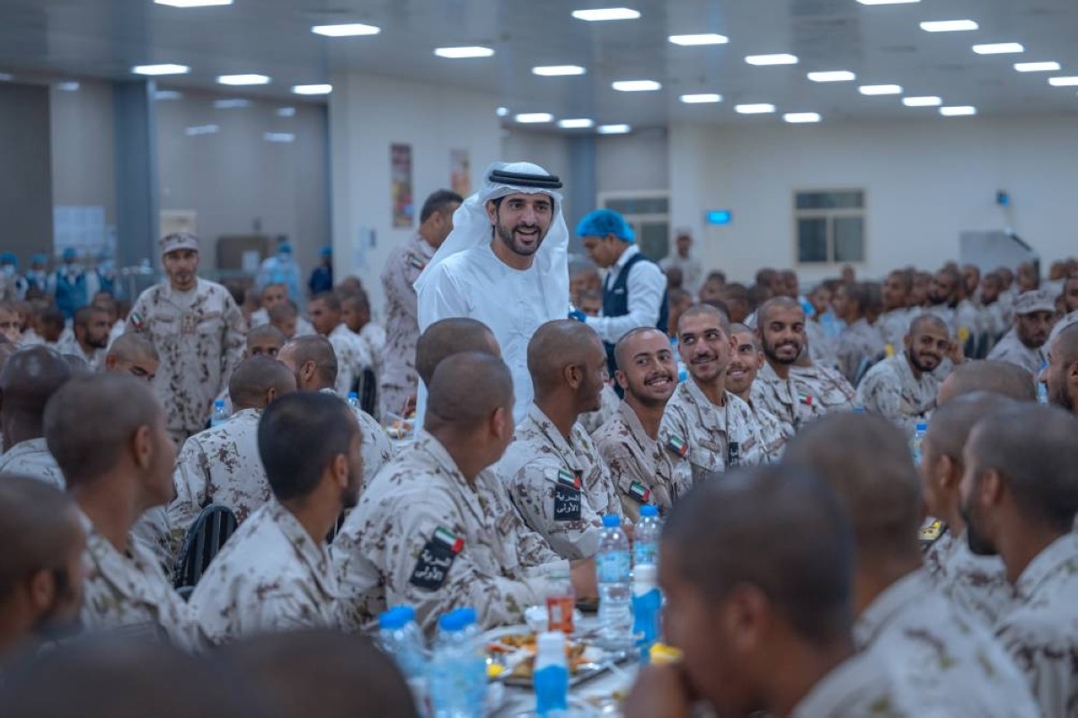 حمدان بن محمد يشارك مجندي الخدمة الوطنية طعام الإفطار ويشيد بدورهم في حماية الوطن