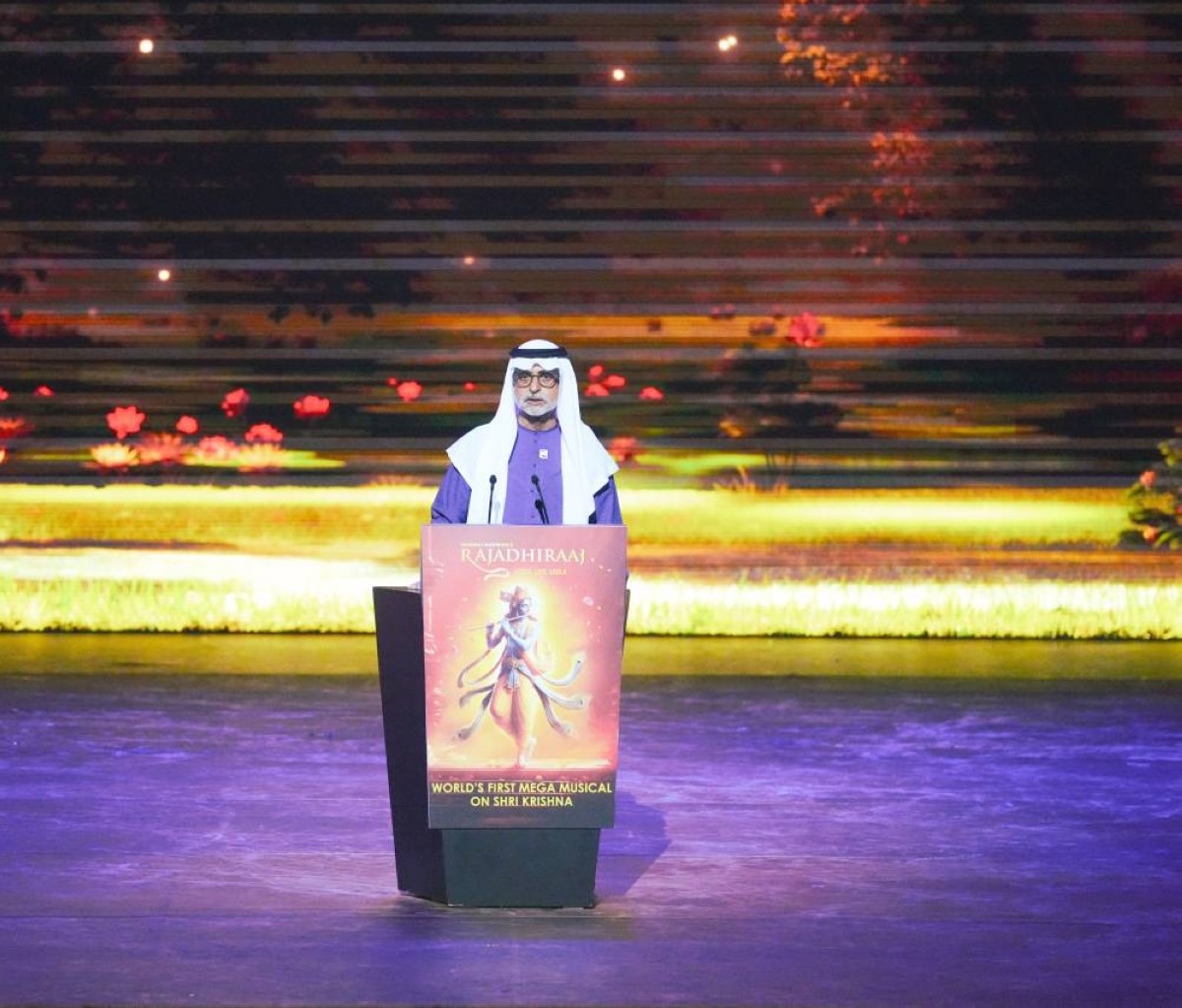 نهيان بن مبارك يشيد بأهمية الفن خلال العرض الختامي لمسرحية «راجاديراج» في دبي