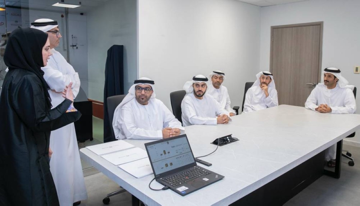 عبد الله بن طوق يطّلع على أحدث التقنيات الرقمية لحماية الملكية الفكرية