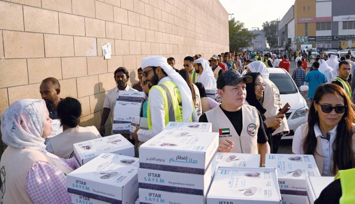 «حافلة الخير» تجوب دبي لتوزيع وجبات الإفطار