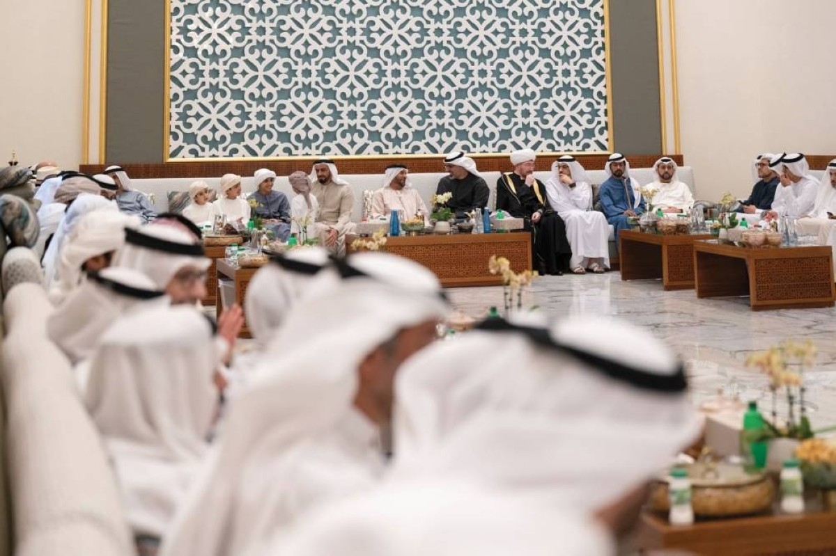 خالد بن محمد بن زايد يزور سرور بن محمد ويتبادلان التهاني بمناسبة شهر رمضان
