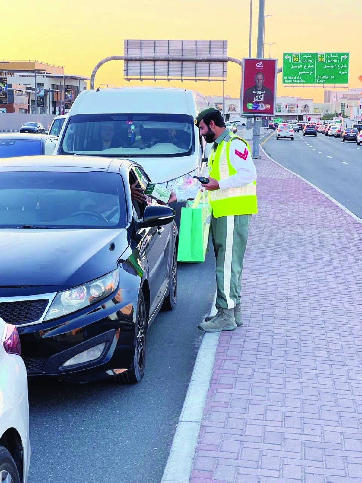 شرطة دبي توزع 325 ألف وجبة إفطار ضمن حملة «رمضان بلا حوادث»
